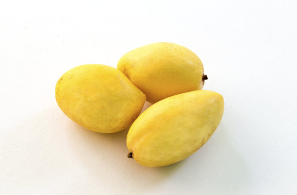 黄色芒果孤立在白色背景。成熟的金色芒果工作室为食品包装设计照片图片下载