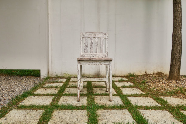 花园里的一把白色木椅。图片下载