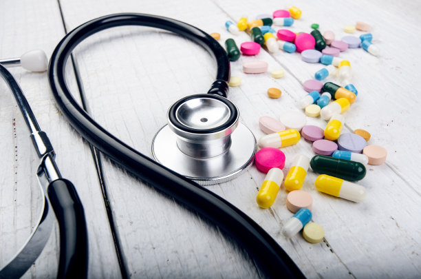 白色桌子上的药房背景。白色木质背景上的听诊器。为文本复制空间。白色背景的平板电脑。药片。医学和健康图片下载