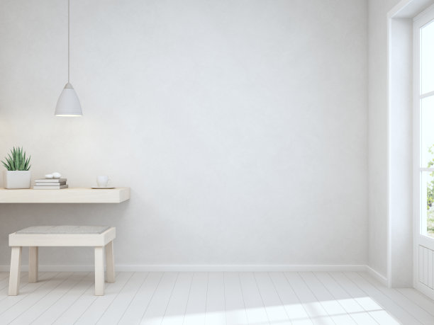 木质工作台上放置室内植物和咖啡杯，背景为白色混凝土墙，在明亮的房间里，书桌靠近门图片下载