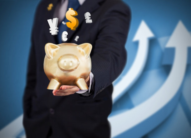 商人拿着装满货币的存钱罐图片下载