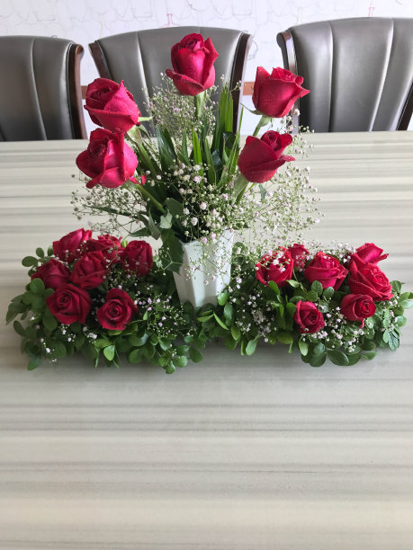 大理石餐桌上的红玫瑰花束图片下载