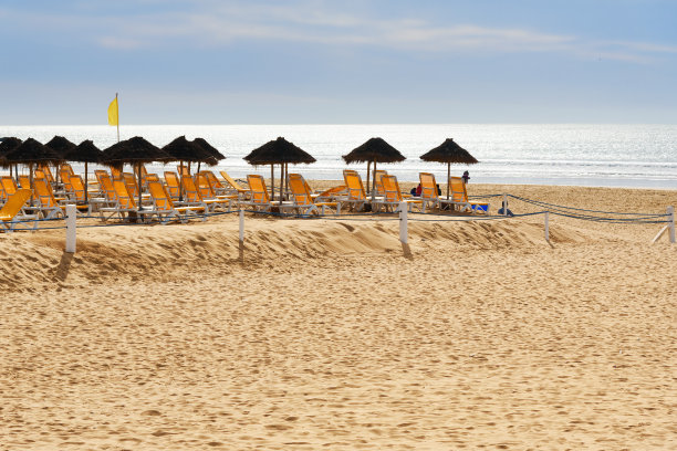 沙滩上的雨伞和躺椅。阿加迪尔。摩洛哥图片下载