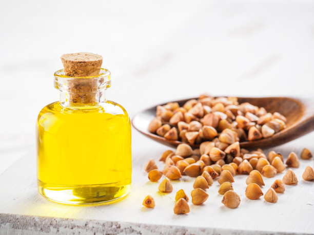 棕色荞麦勺和荞麦油近图片下载