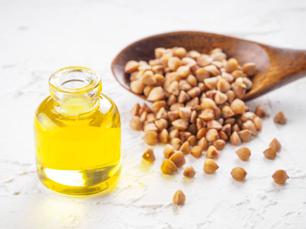 棕色荞麦勺和荞麦油近图片下载