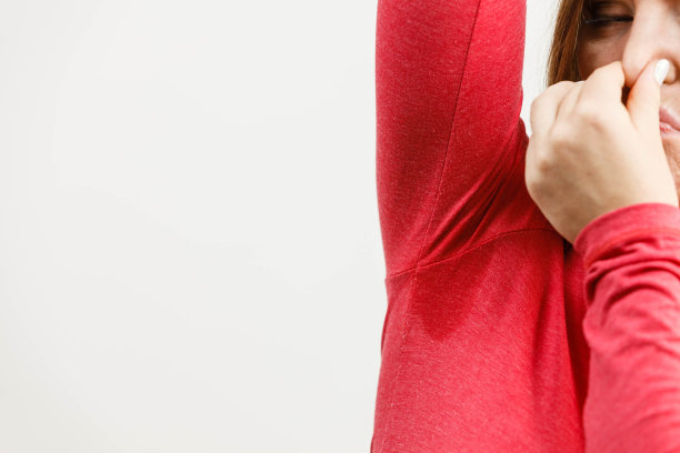 出汗很厉害的女人腋窝都湿了图片下载