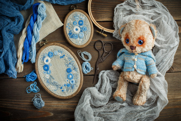 在木制背景上缝制配件图片下载