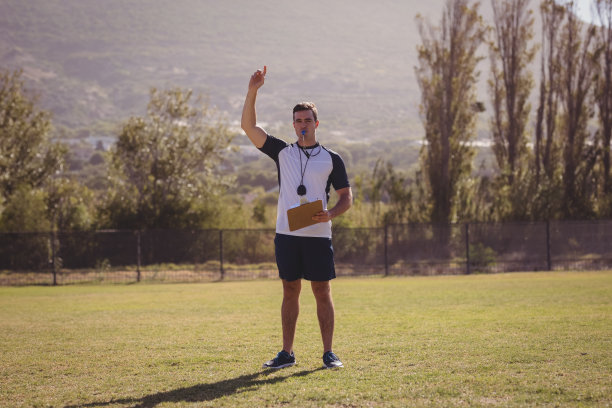 教练在公园比赛时吹哨图片下载