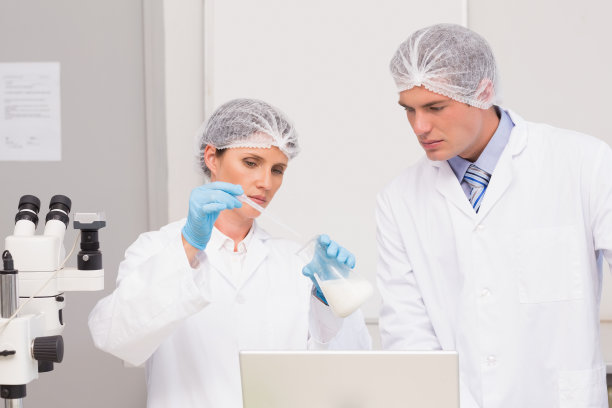 科学家们用烧杯专心工作图片下载