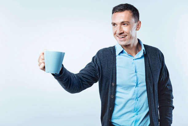 友好的绅士提议喝杯咖啡图片下载