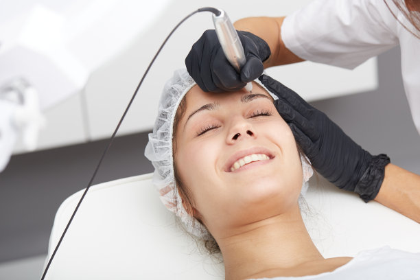 专业纹身师制作眉妆素材图片