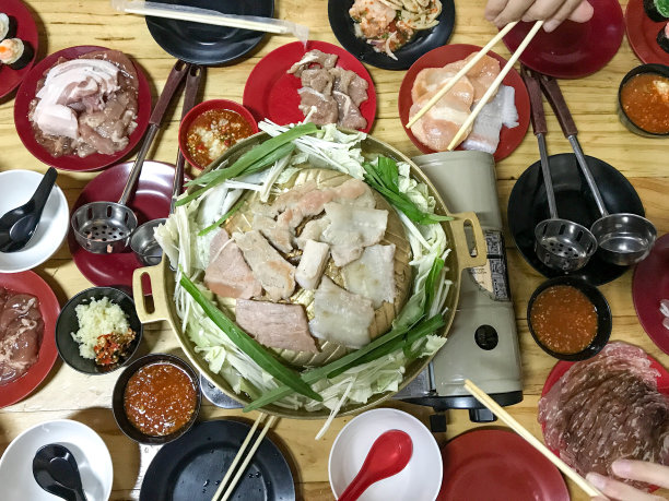 烤猪肉，蔬菜和酱汁，手与商店的猪肉采摘图片下载