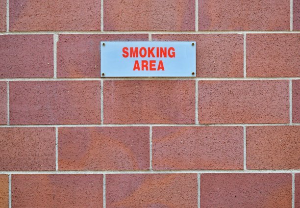 墙上有禁止吸烟的标志图片下载