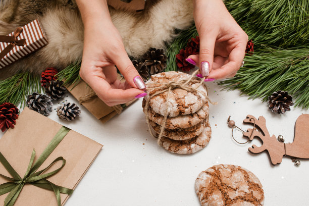 准备圣诞节和新年的礼物图片下载