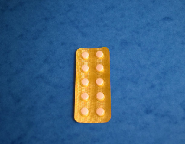 蓝色背景上的金色药物图片下载