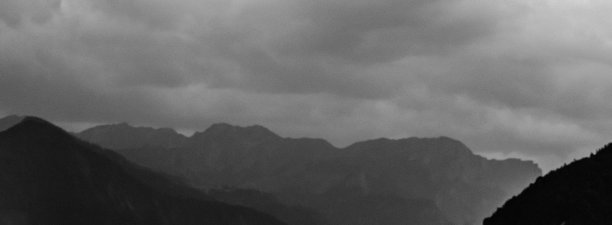 阿尔卑斯山脉上空阴云密布图片下载