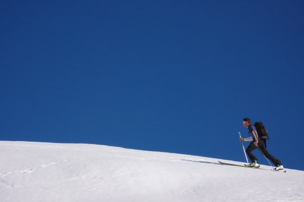 单身的年轻男性滑雪爱好者在偏远地区徒步旅行图片下载