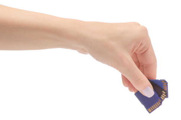 女性的手与闪存sd卡图片下载