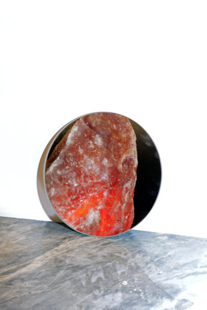 圆镜石灯在圆镜上的反射图片下载