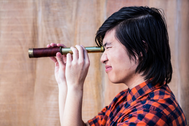 用望远镜看东西的嬉皮士图片下载