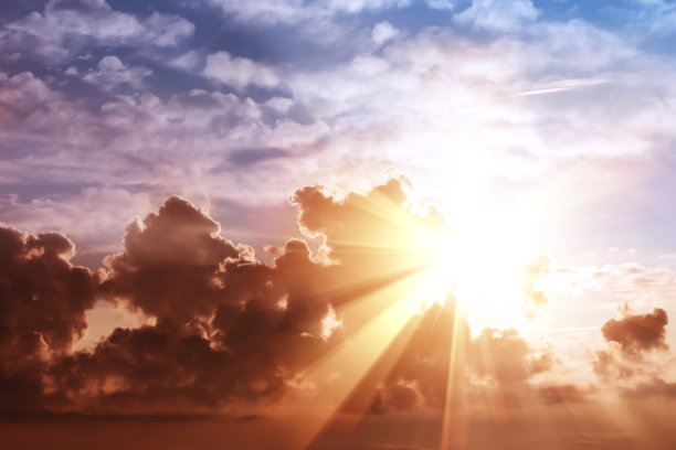 日出戏剧性的天空图片下载