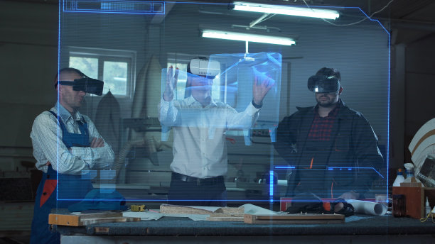 男人们戴着VR头盔，做着细木工图片下载