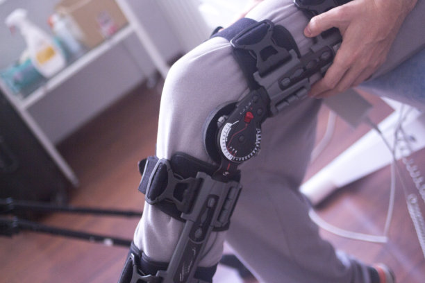 物理理疗机械临床理疗骨科可调腿支具用于膝关节损伤和康复。图片下载