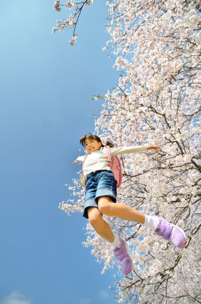 女孩们跳跃(樱花)图片下载