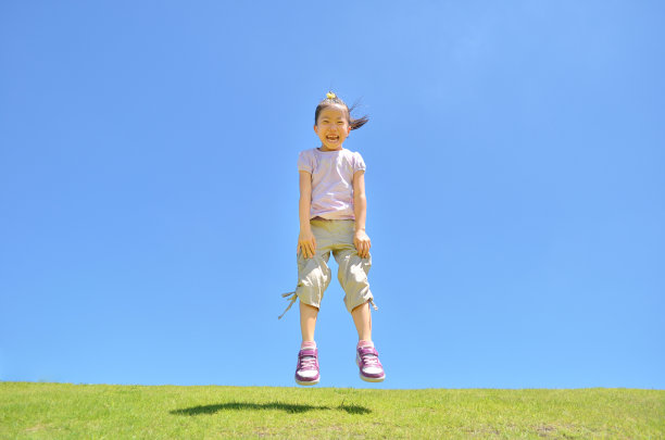 女孩们在蓝天上跳跃图片下载