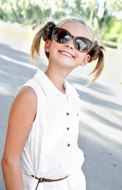 可爱的微笑小女孩戴着太阳镜的孩子肖像图片下载