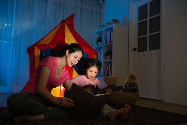 年轻漂亮的妈妈拿着乐谱图片下载