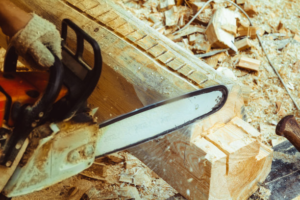 工人正在锯树图片下载