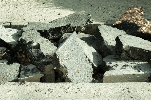 旧的开裂的沥青准备挖掘和更换特写图片下载