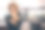 在美发沙龙拿着美发工具的女理发师素材图片