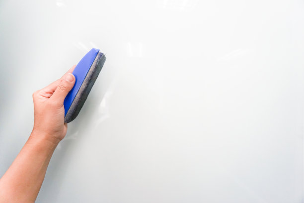 孤立的妇女在白板上拿着刷子图片下载