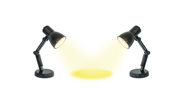 特写两盏黄色的小灯向中心照射，孤立在白色背景上图片下载