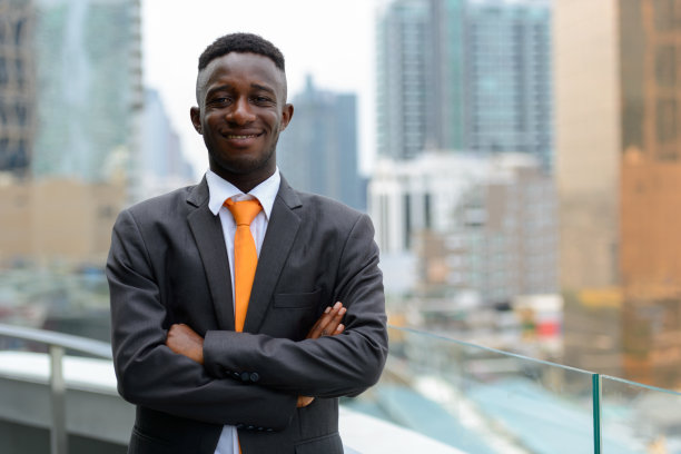 年轻的非洲商人肖像与泰国曼谷的城市的观点图片下载