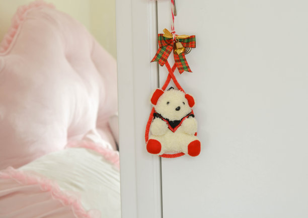 圣诞礼物娃娃挂在门上。图片下载