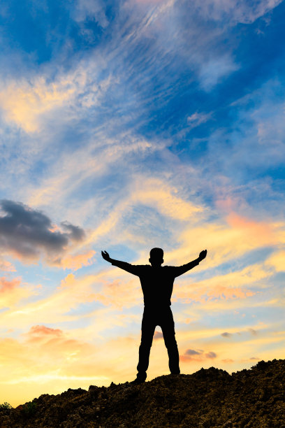 成功的男人剪影在山顶，运动和活跃的生活日落景观图片下载