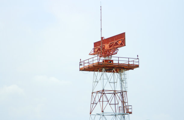 白天机场的红白雷达图片下载