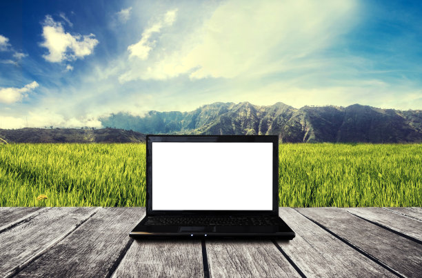 笔记本电脑空白的白色屏幕上的木桌在农村。屏幕上的剪切路径图片下载