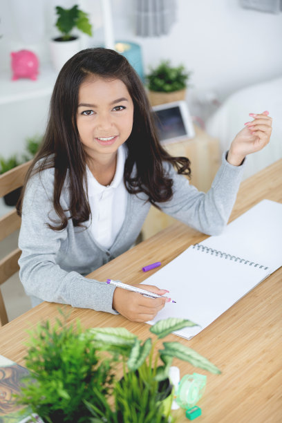 肖像亚洲可爱的女孩做你的家庭作业在家图片下载