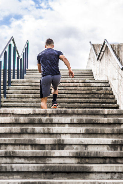 活跃的年轻慢跑者跑上楼梯图片下载