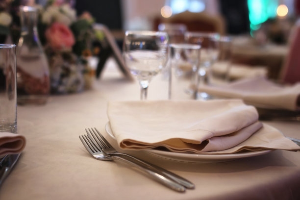 玻璃酒杯在餐厅的桌子上图片下载