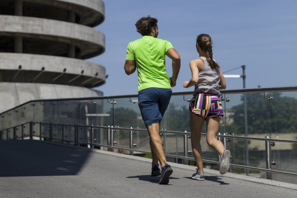 年轻夫妇运行图片下载