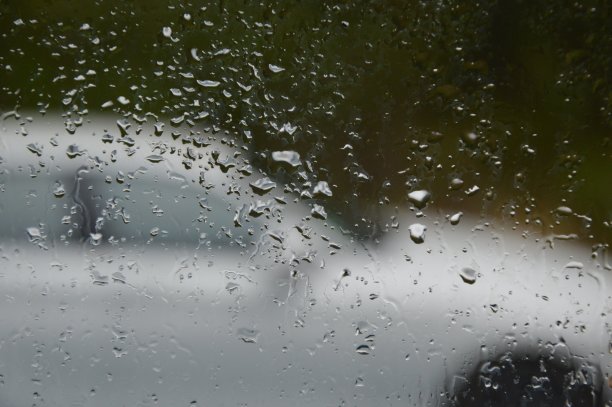 雨滴落在窗户上图片下载