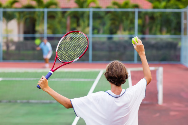 孩子在室外打网球图片下载
