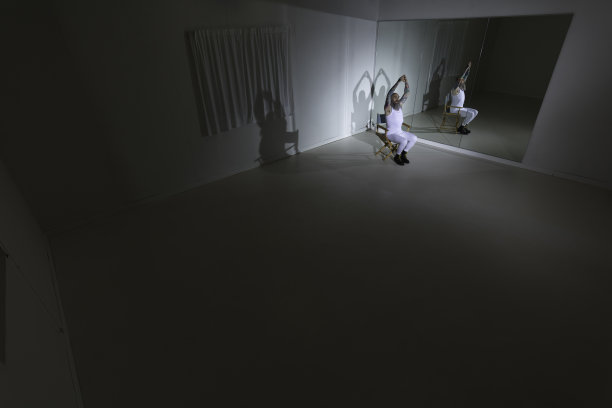 想成为芭蕾舞者的人正在热身图片下载