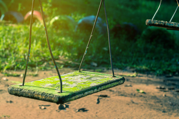 近距离观察操场上的秋千。图片下载