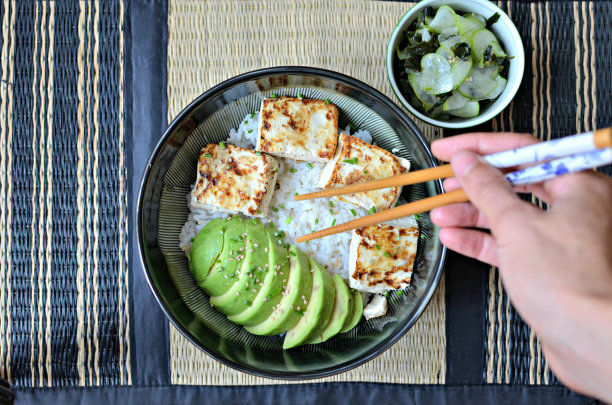 牛油果和炒丝豆腐配日式碗饭图片下载